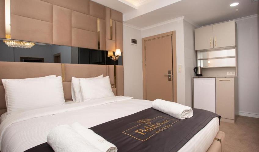 En fazla 3 yetişkin + 1 bebek (0-2 yaş).