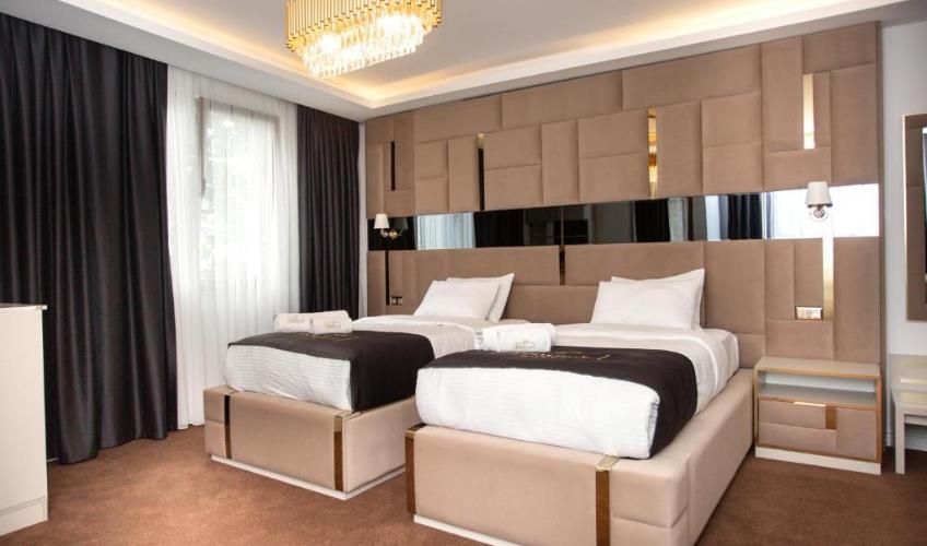 En fazla 3 yetişkin + 1 bebek (0-2 yaş).