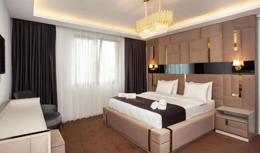 En fazla 3 yetişkin + 1 bebek (0-2 yaş).