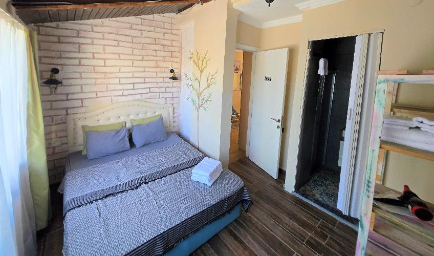 En fazla 2 yetişkin + 1 bebek (0-2 yaş).