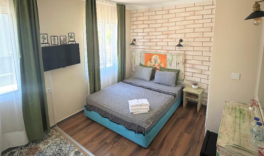 En fazla 2 yetişkin + 1 bebek (0-2 yaş).