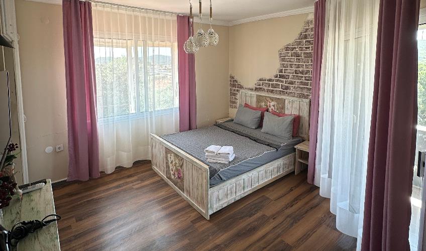 En fazla 2 yetişkin + 1 bebek (0-2 yaş).