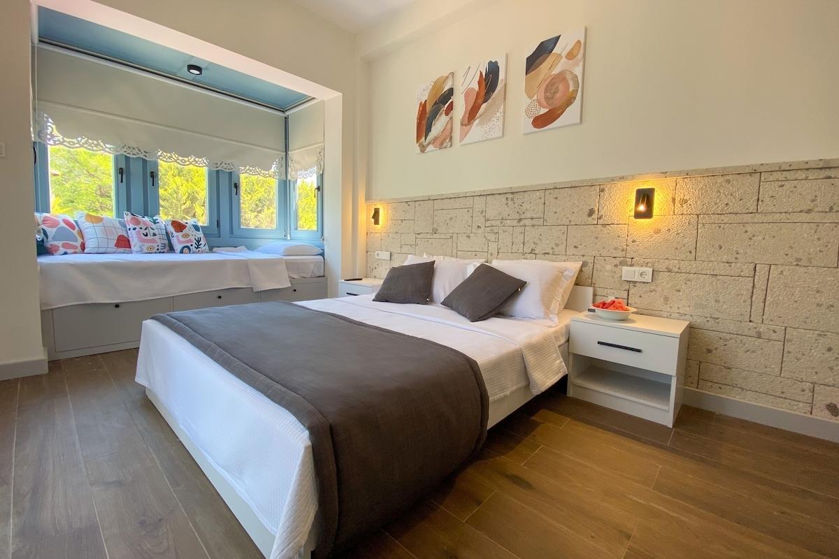 En fazla 3 yetişkin.