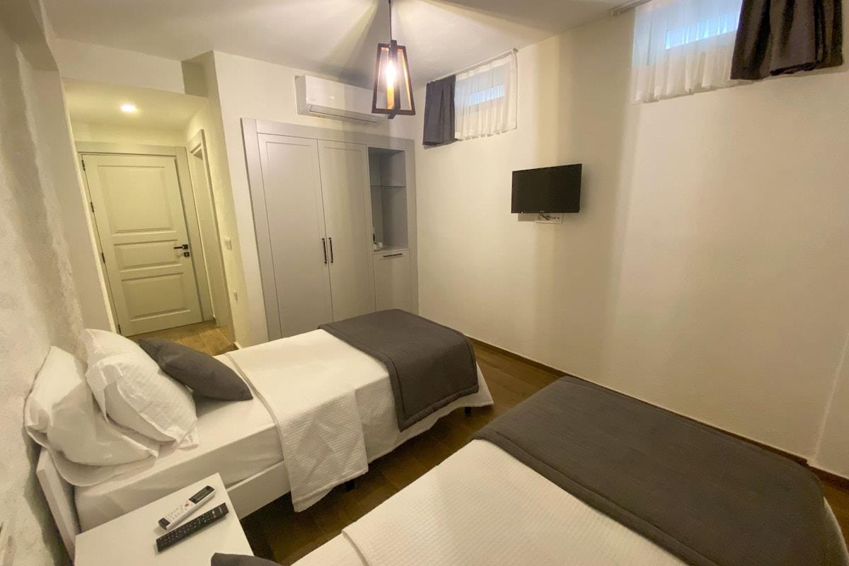 En fazla 2 yetişkin.