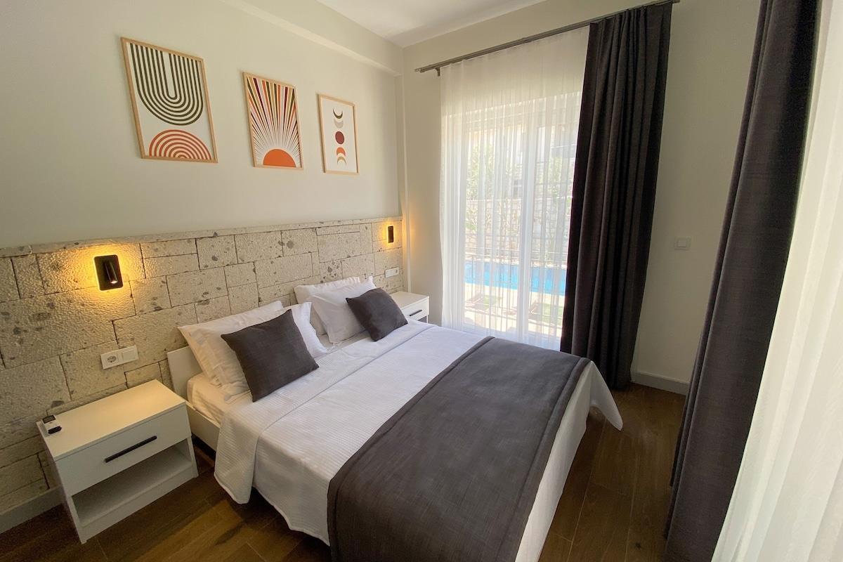 En fazla 2 yetişkin.