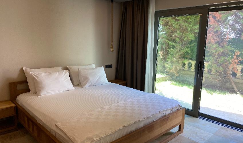 En fazla 2 yetişkin.