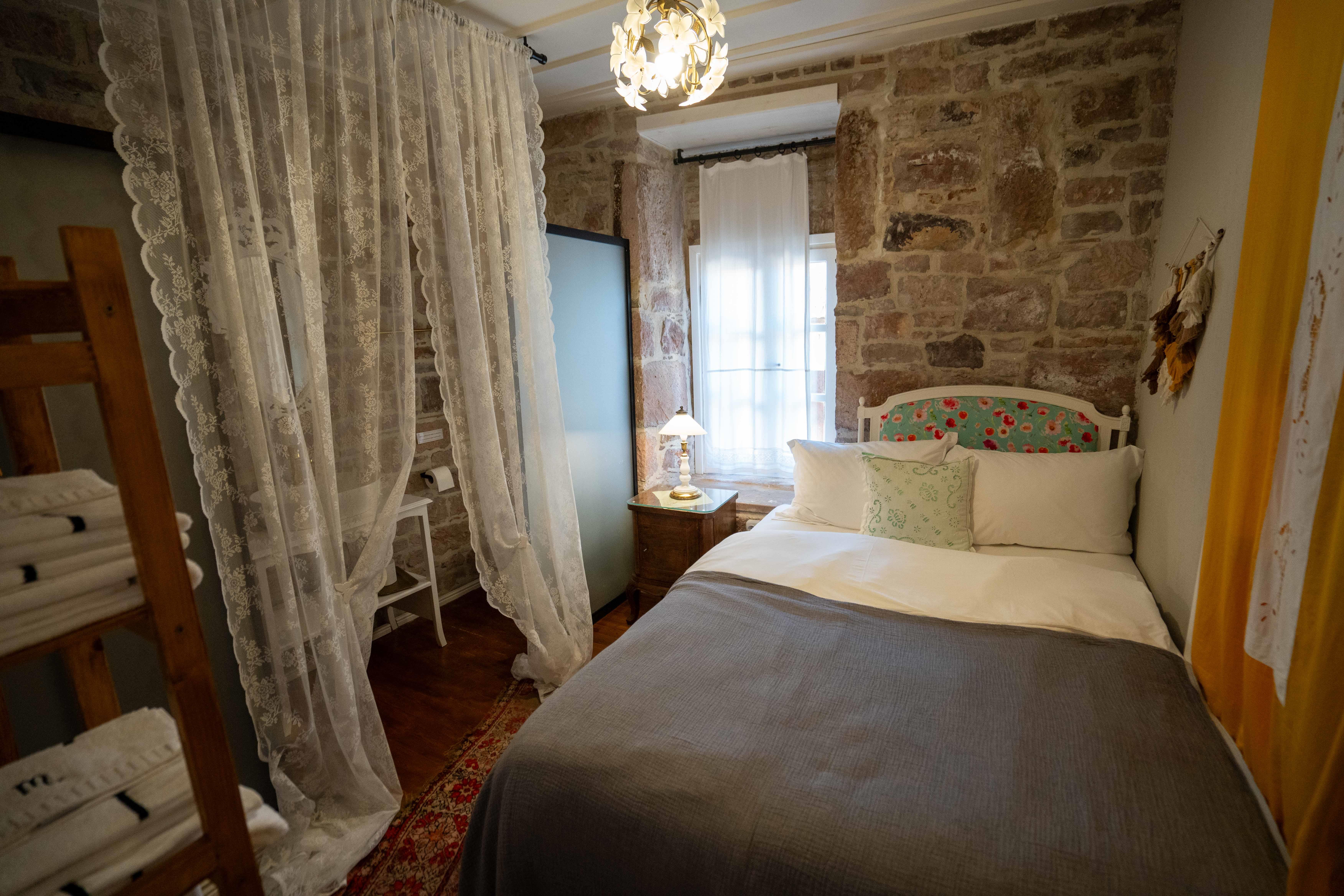 En fazla 2 yetişkin.