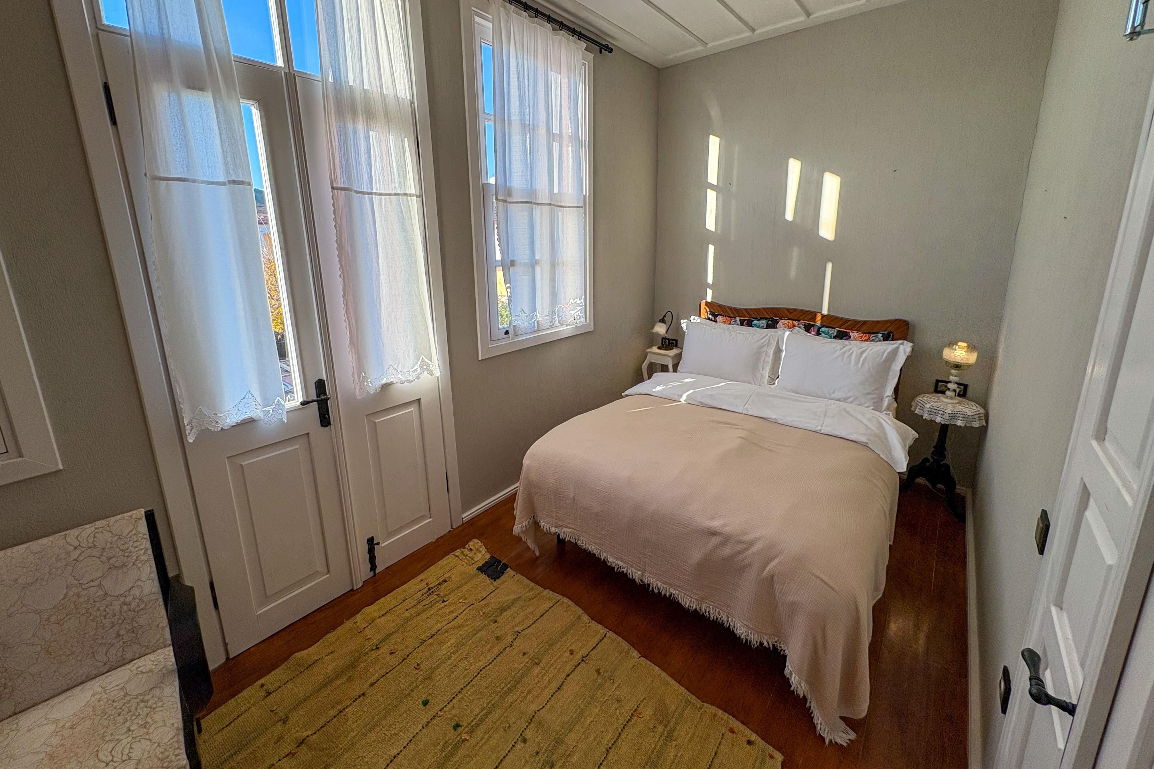 En fazla 3 yetişkin.