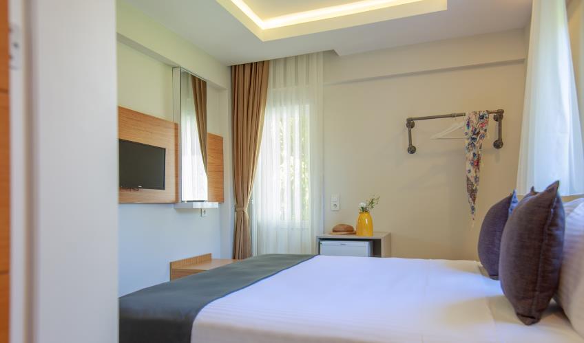 En fazla 2 yetişkin + 1 bebek (0-2 yaş).