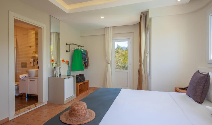 En fazla 3 yetişkin + 1 bebek (0-2 yaş).