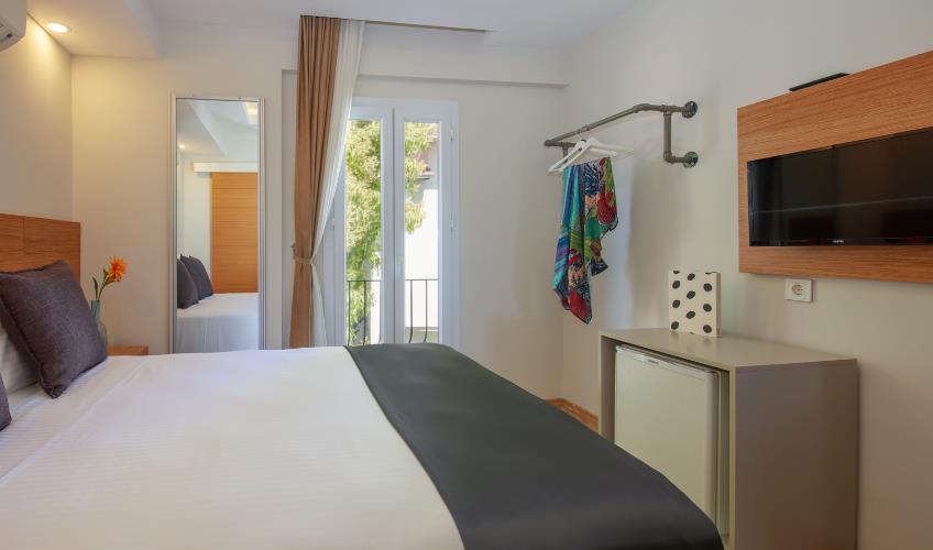 En fazla 2 yetişkin + 1 bebek (0-2 yaş).