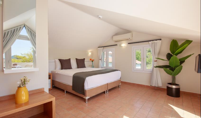 En fazla 3 yetişkin + 1 bebek (0-2 yaş).