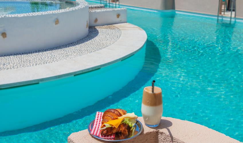 En fazla 3 yetişkin + 1 bebek (0-2 yaş).