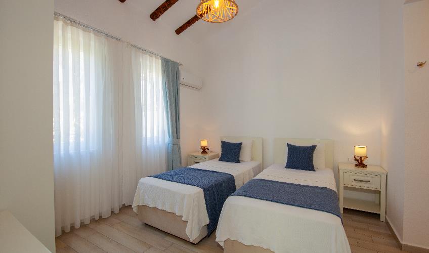 En fazla 4 yetişkin + 1 bebek (0-2 yaş).