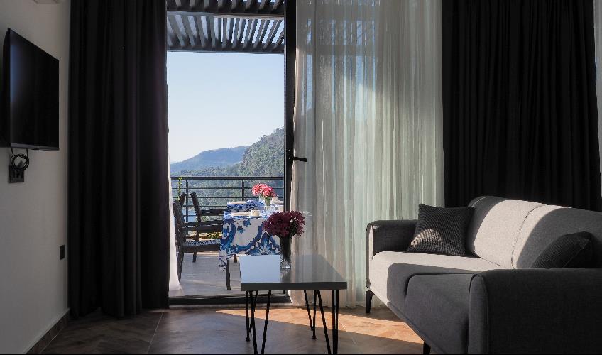 En fazla 3 yetişkin veya 2 yetişkin + 1 çocuk.