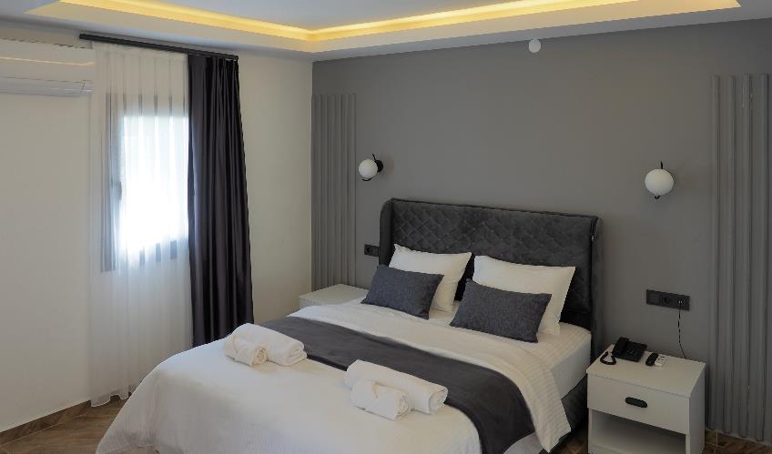 En fazla 3 yetişkin veya 2 yetişkin + 1 çocuk.