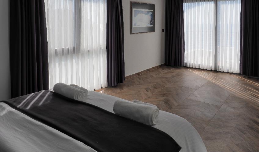 En fazla 3 yetişkin veya 2 yetişkin + 1 çocuk.