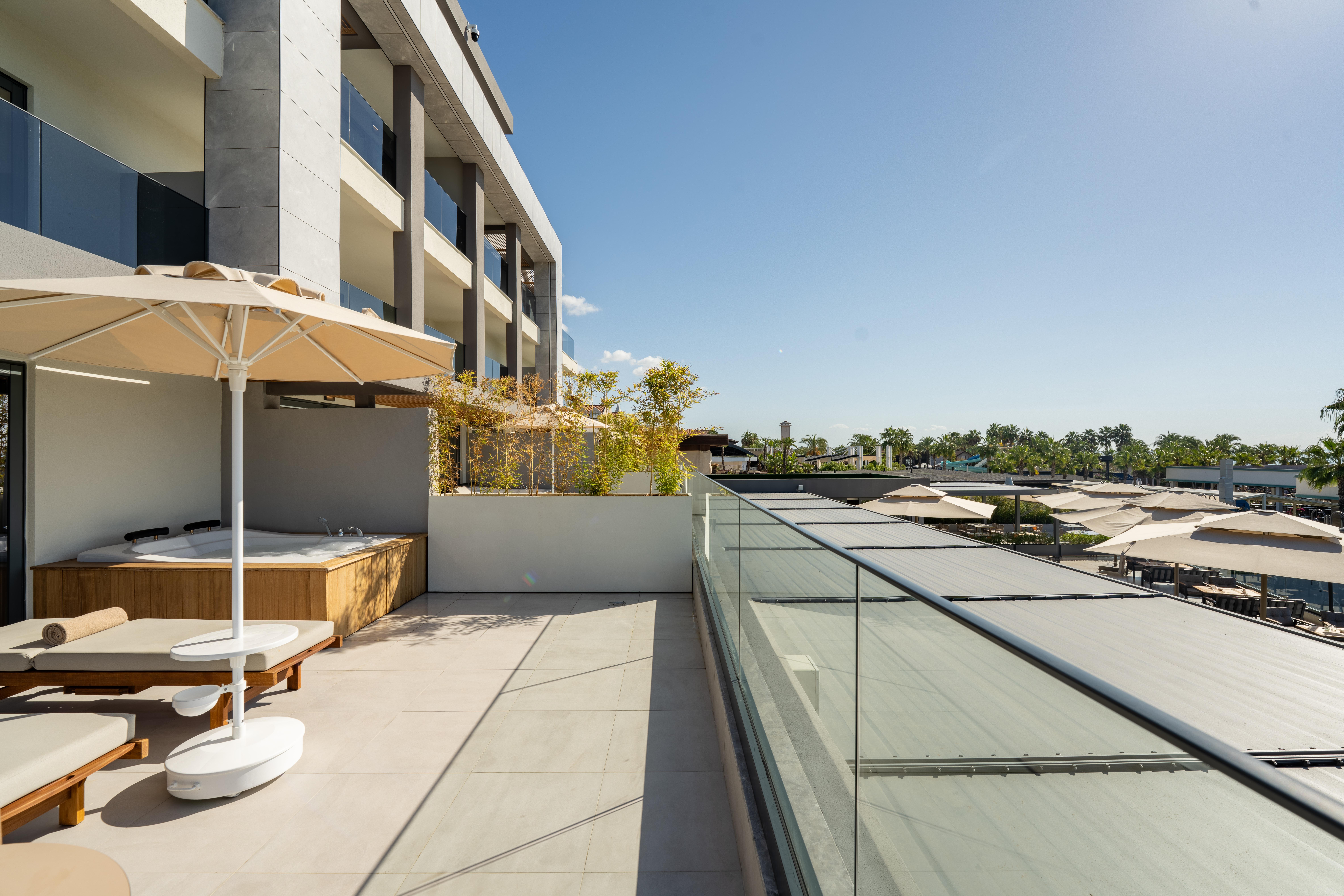 En az 2 yetişkin, En fazla 3 yetişkin veya 2 yetişkin + 1 çocuk.