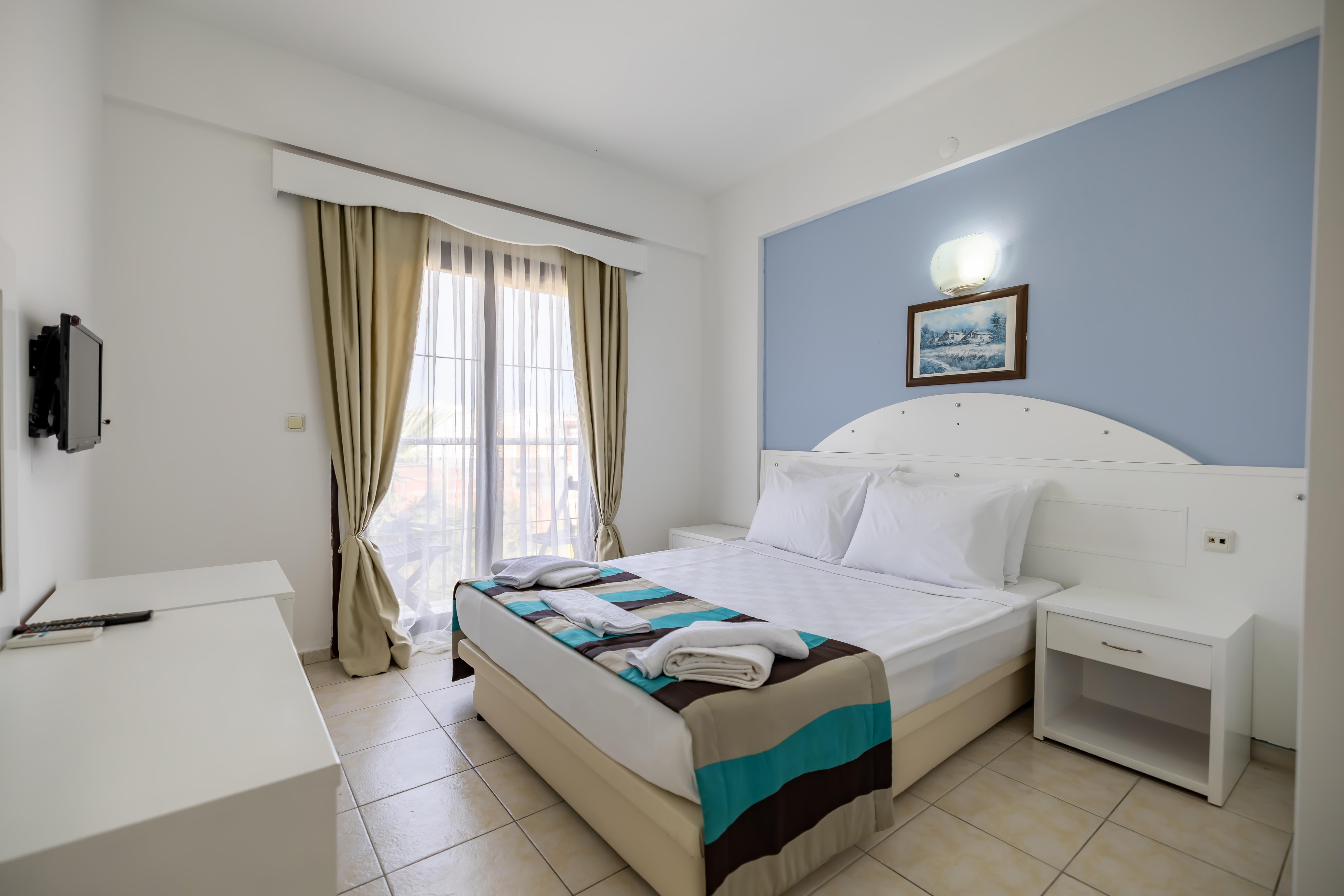 En fazla 3 yetişkin veya 2 yetişkin + 1 çocuk.