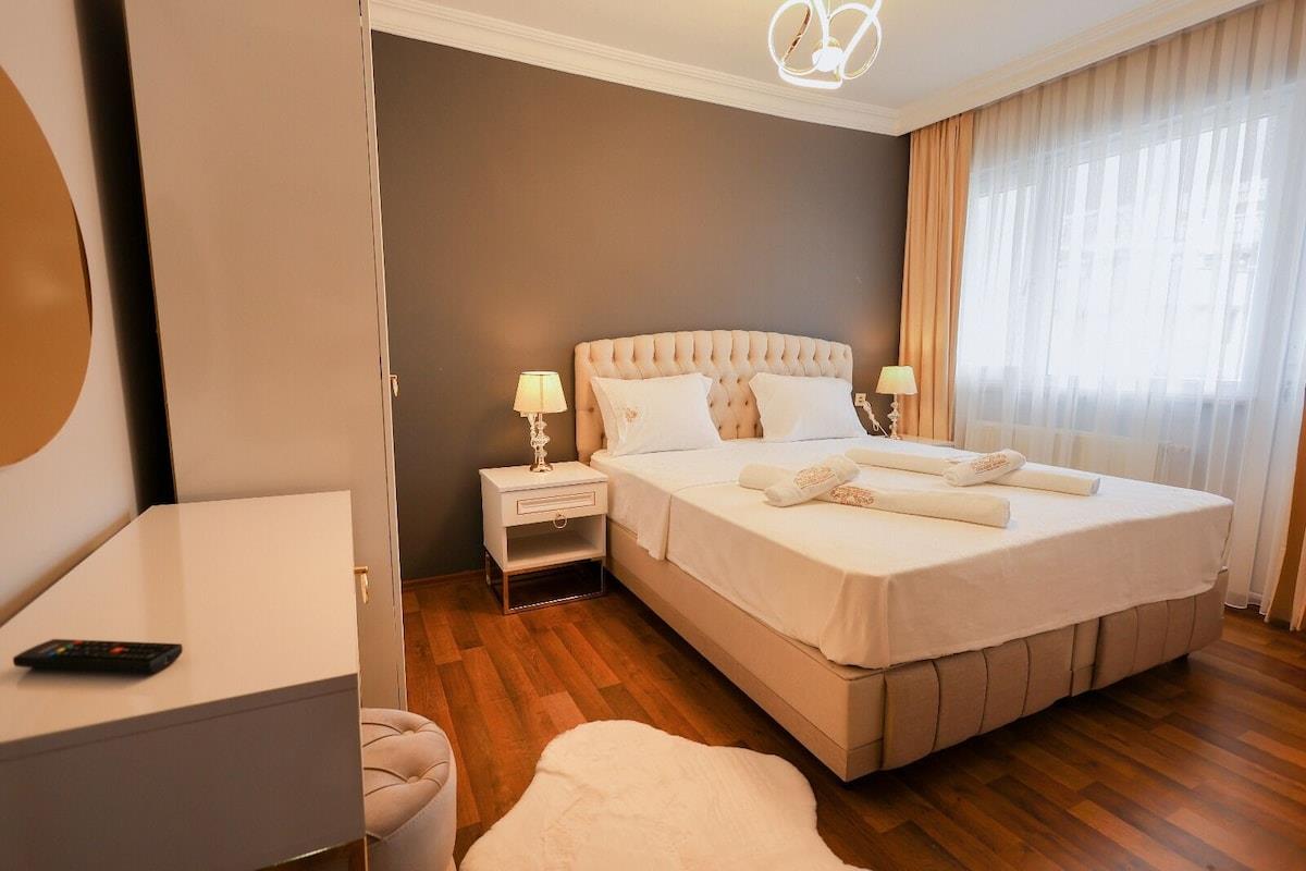 En fazla 2 yetişkin + 2 çocuk + 1 bebek (0-2 yaş) veya 1 yetişkin + 2 çocuk + 1 bebek (0-2 yaş).