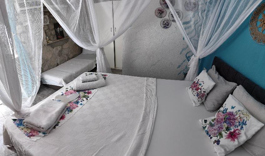 En fazla 3 yetişkin.