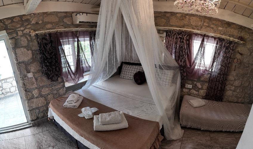 En fazla 3 yetişkin.