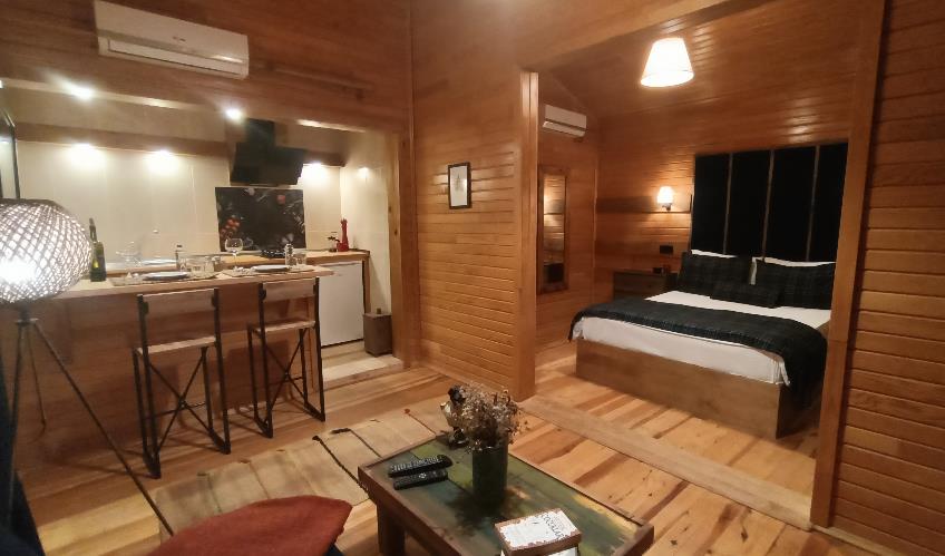 En fazla 3 yetişkin.