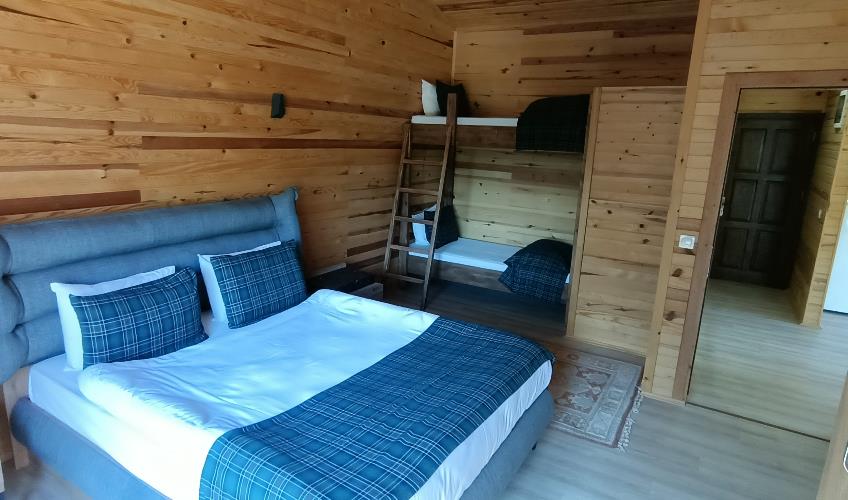 En fazla 4 yetişkin.