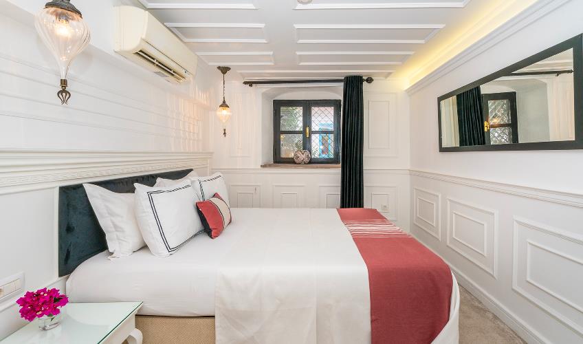 En fazla 2 yetişkin + 1 bebek (0-2 yaş).