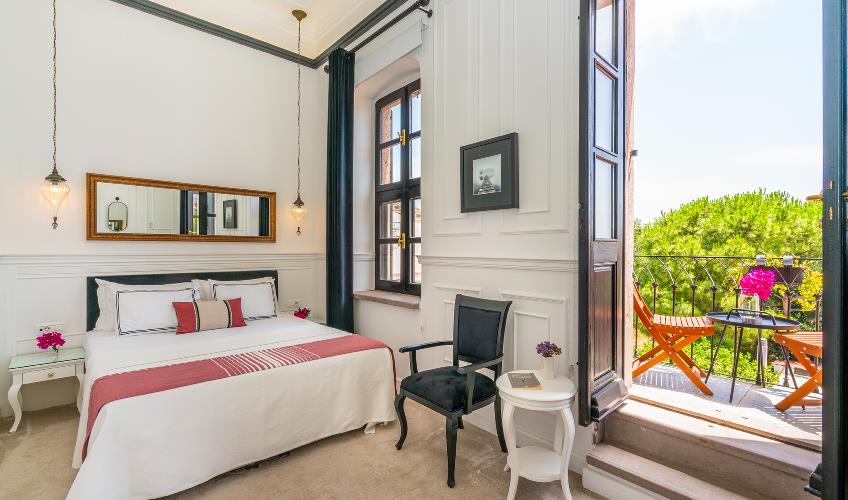 En fazla 2 yetişkin + 1 bebek (0-2 yaş).