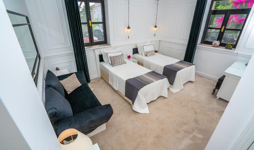 En fazla 4 yetişkin + 1 bebek (0-2 yaş).