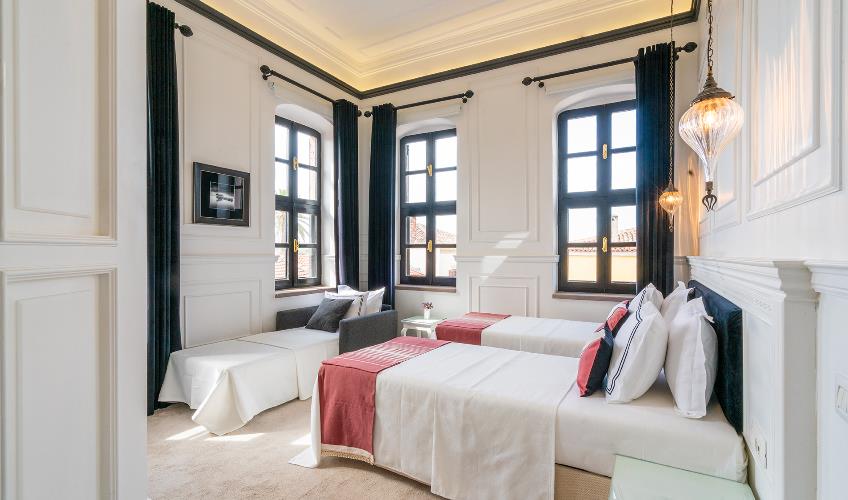 En fazla 3 yetişkin + 1 bebek (0-2 yaş).