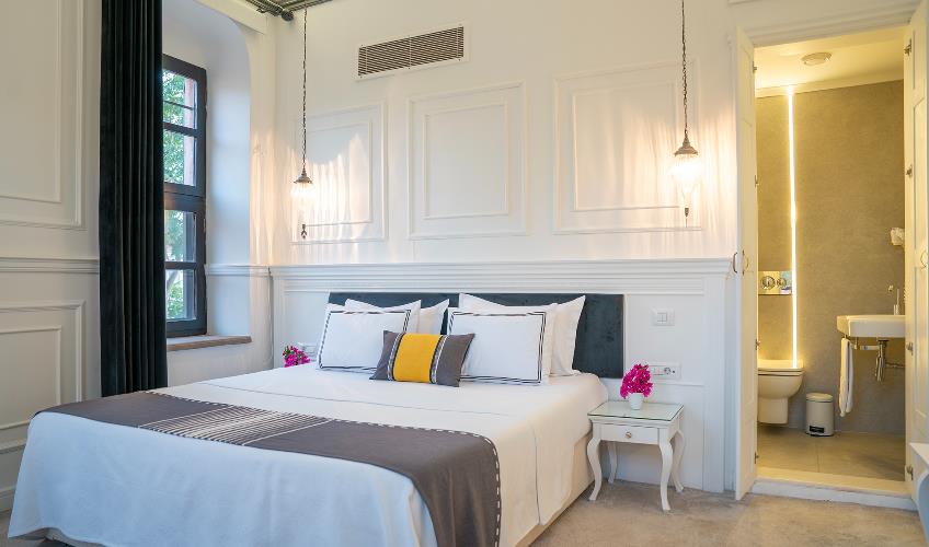 En fazla 3 yetişkin + 1 bebek (0-2 yaş).