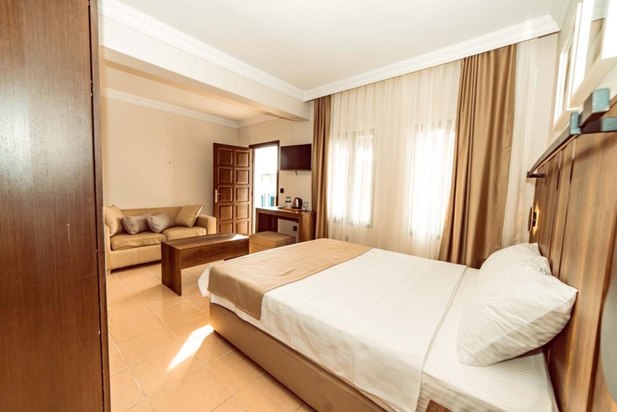 En fazla 4 yetişkin veya 3 yetişkin + 1 çocuk.