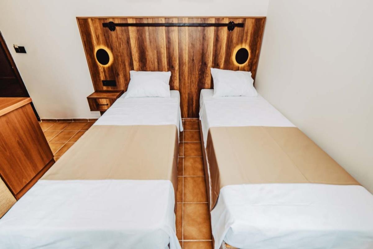 En fazla 2 yetişkin.