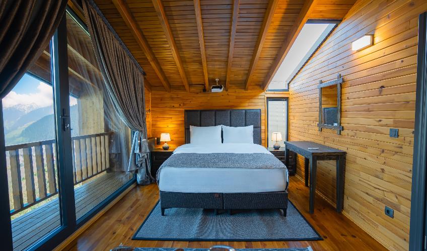 En az 4 yetişkin, En fazla 4 yetişkin.