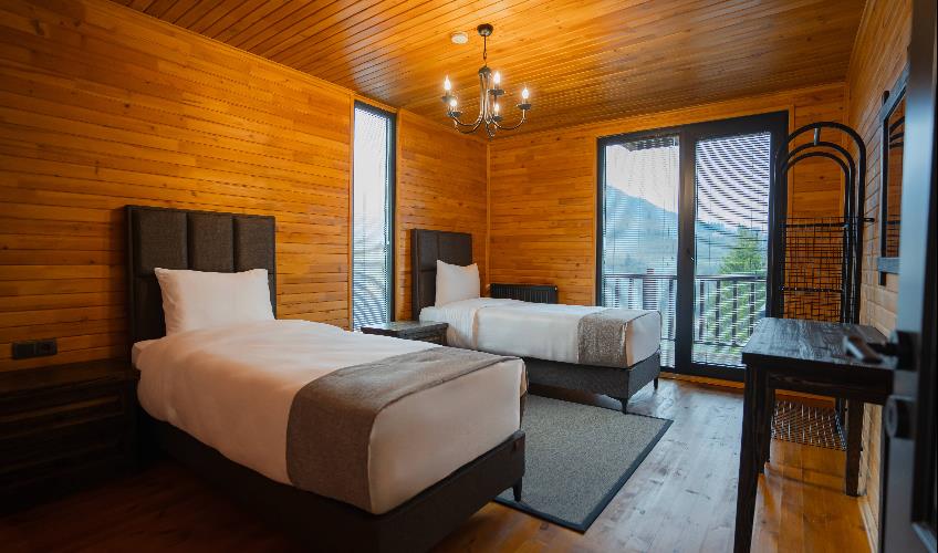 En az 4 yetişkin, En fazla 4 yetişkin.