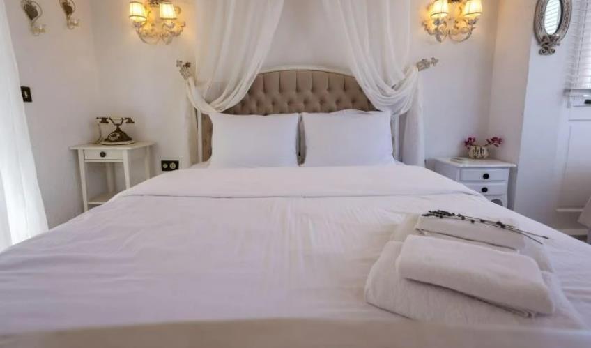 En fazla 3 yetişkin.