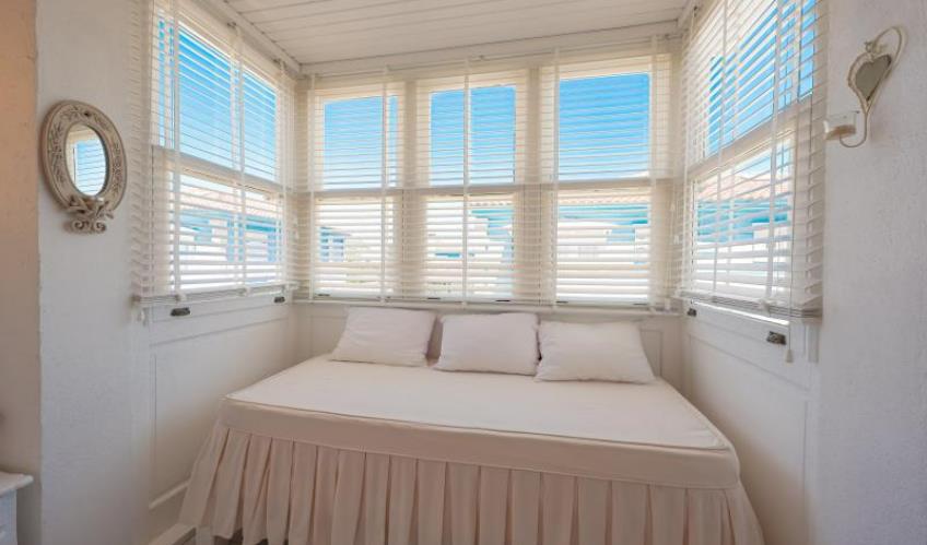 En fazla 3 yetişkin + 1 bebek (0-2 yaş).