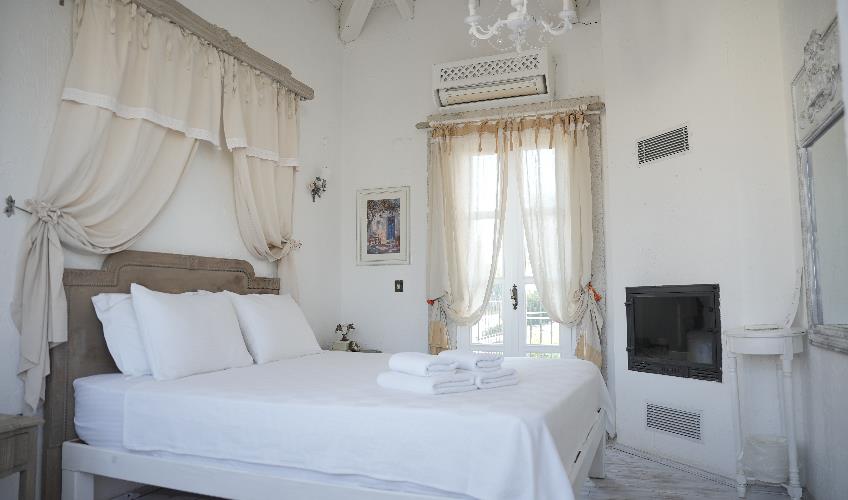 En fazla 2 yetişkin + 1 bebek (0-2 yaş).