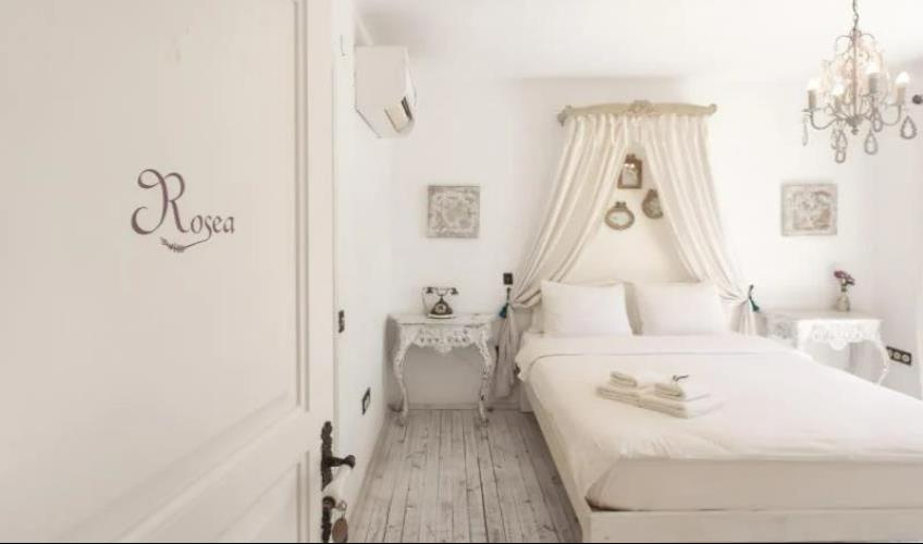 En fazla 2 yetişkin + 1 bebek (0-2 yaş).