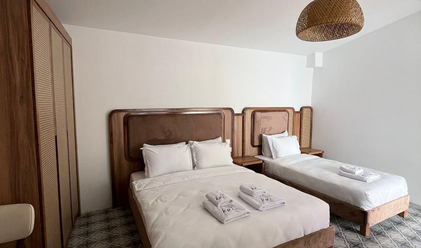 En fazla 3 yetişkin.