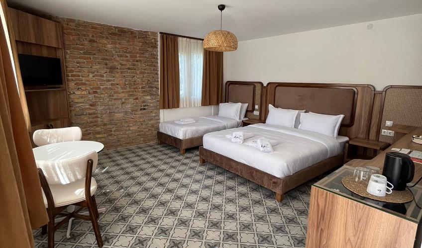 En fazla 3 yetişkin.