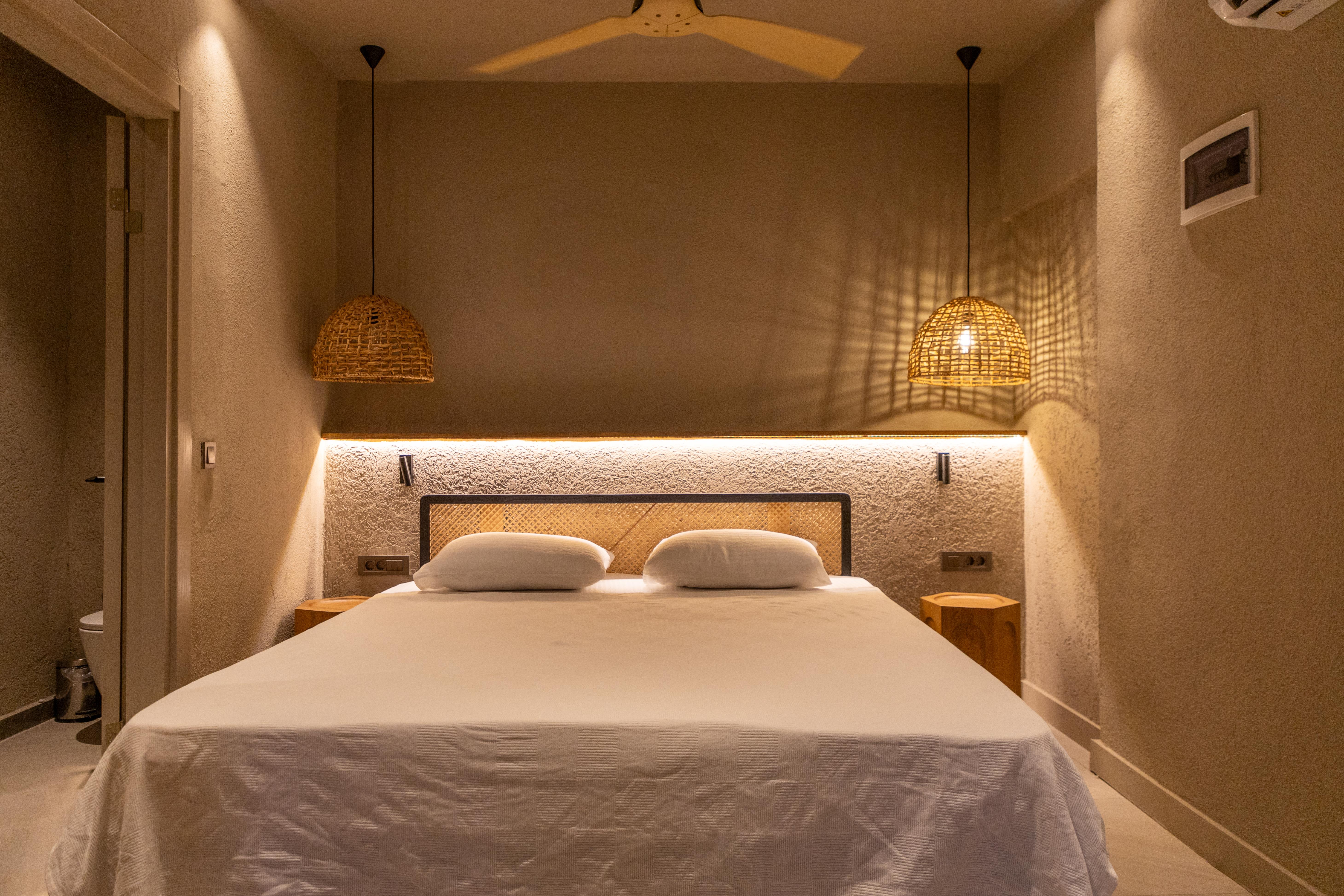 En fazla 2 yetişkin + 1 çocuk + 1 bebek (0-2 yaş) veya 1 yetişkin + 1 çocuk + 1 bebek (0-2 yaş).