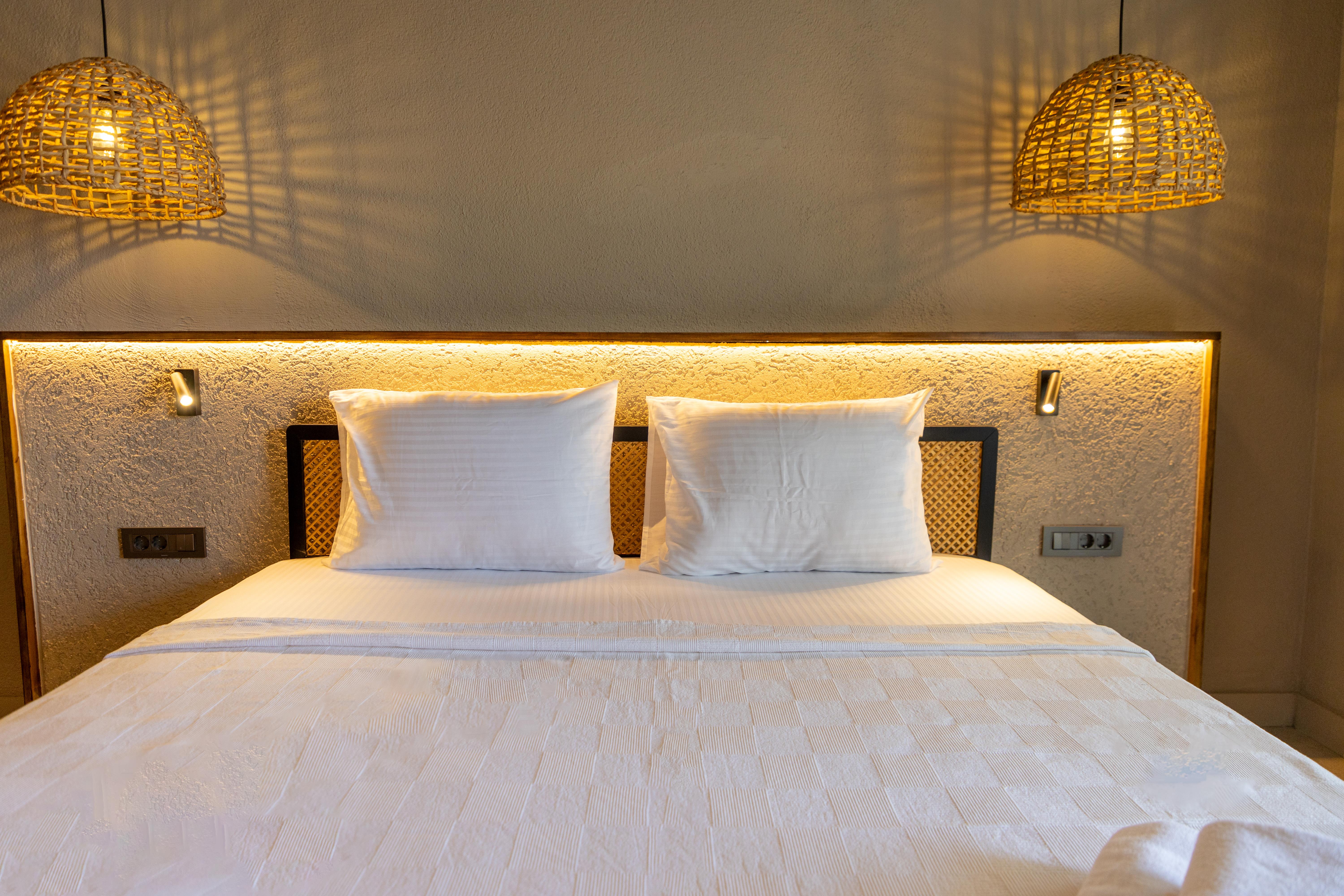 En fazla 2 yetişkin + 1 çocuk + 1 bebek (0-2 yaş) veya 1 yetişkin + 1 çocuk + 1 bebek (0-2 yaş).