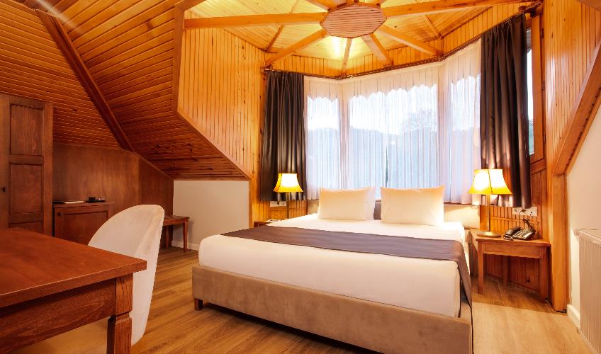 En fazla 2 yetişkin + 1 çocuk + 1 bebek (0-2 yaş) veya 1 yetişkin + 1 çocuk + 1 bebek (0-2 yaş).