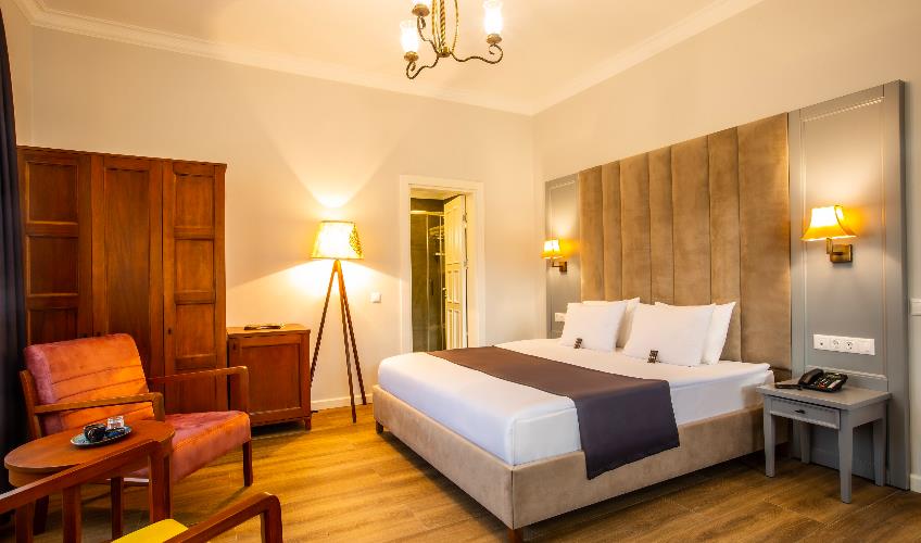 En fazla 2 yetişkin + 2 çocuk + 1 bebek (0-2 yaş) veya 1 yetişkin + 2 çocuk + 1 bebek (0-2 yaş).