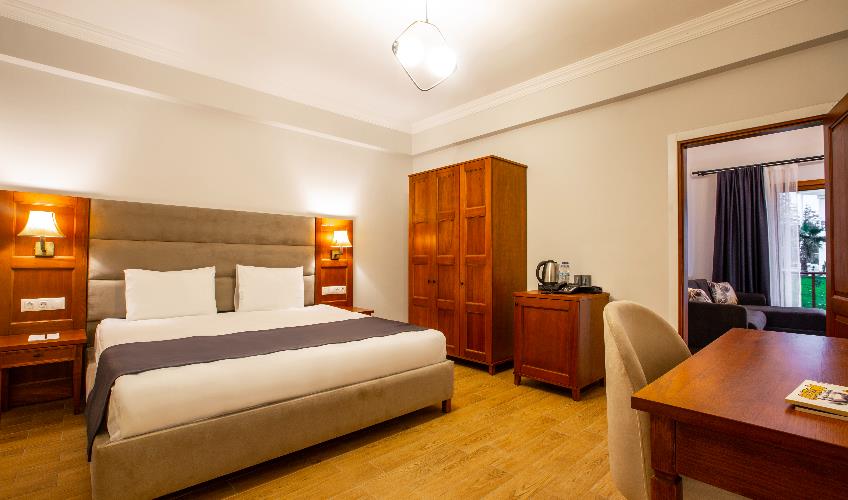 En fazla 4 yetişkin + 2 çocuk + 1 bebek (0-2 yaş) veya 3 yetişkin + 2 çocuk + 1 bebek (0-2 yaş).