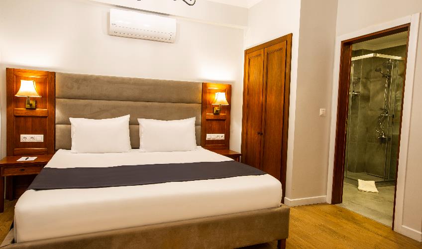 En fazla 2 yetişkin + 2 çocuk + 1 bebek (0-2 yaş) veya 1 yetişkin + 2 çocuk + 1 bebek (0-2 yaş).