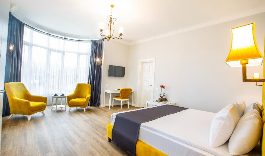 En fazla 2 yetişkin + 2 çocuk + 1 bebek (0-2 yaş) veya 1 yetişkin + 2 çocuk + 1 bebek (0-2 yaş).